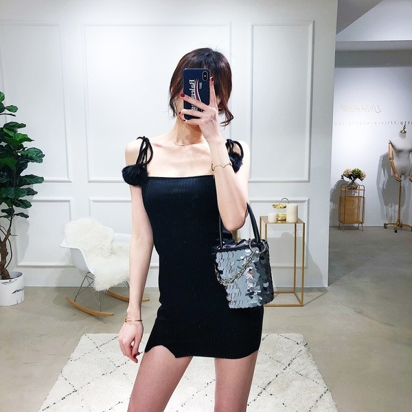 Κομψό γυναικείο φόρεμα με κοντό μανίκι  με λεπτούς ιμάντες ώμου και μαύρες διακοσμήσεις