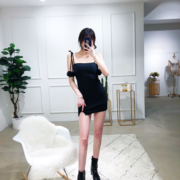 Κομψό γυναικείο φόρεμα με κοντό μανίκι  με λεπτούς ιμάντες ώμου και μαύρες διακοσμήσεις