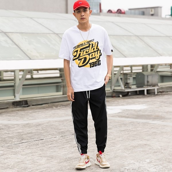 Sport - alkalmi férfi blúz rövid ujjal, fehér és piros mintával