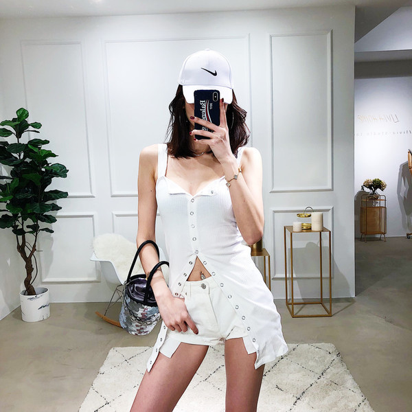 Sport-alkalmi női rövid ruha vékony pántokkal, dekoratív és állítható gombokkal több színben