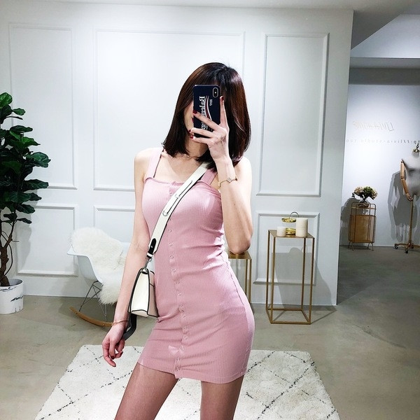 Sport-alkalmi női rövid ruha vékony pántokkal, dekoratív és állítható gombokkal több színben