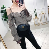 Elegáns női kockás blúz vékony pántokkal, széles göndör és csipke ujjakkal