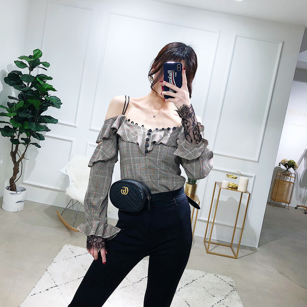 Elegáns női kockás blúz vékony pántokkal, széles göndör és csipke ujjakkal