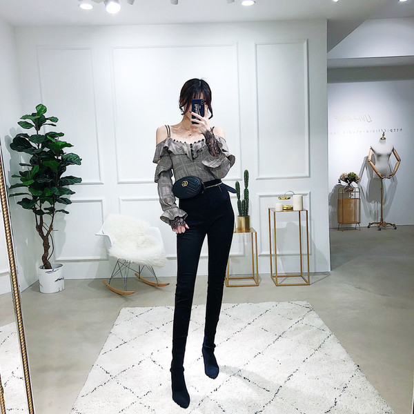 Elegáns női kockás blúz vékony pántokkal, széles göndör és csipke ujjakkal