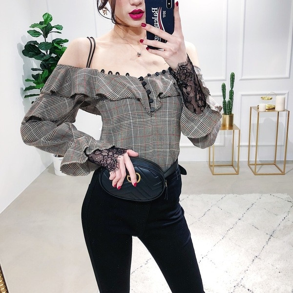 Elegáns női kockás blúz vékony pántokkal, széles göndör és csipke ujjakkal