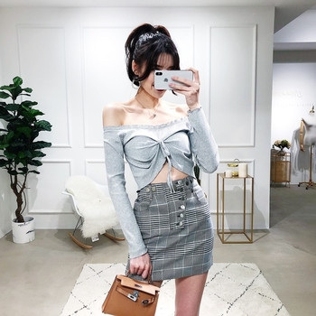 Κομψή γυναικέια φούστα με ψηλή μέση και διακοσμητικά κουμπιά