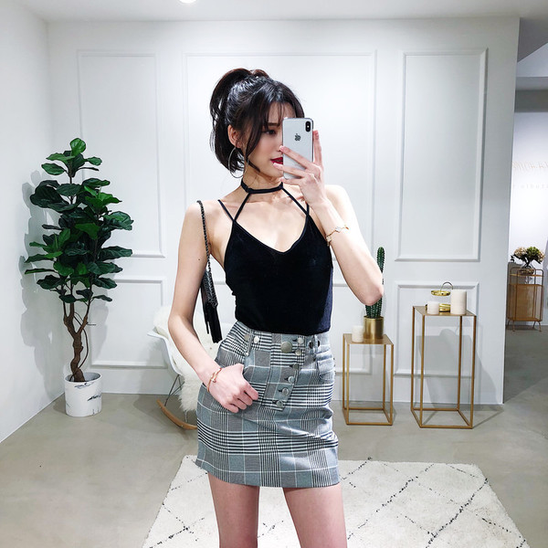 Κομψή γυναικέια φούστα με ψηλή μέση και διακοσμητικά κουμπιά