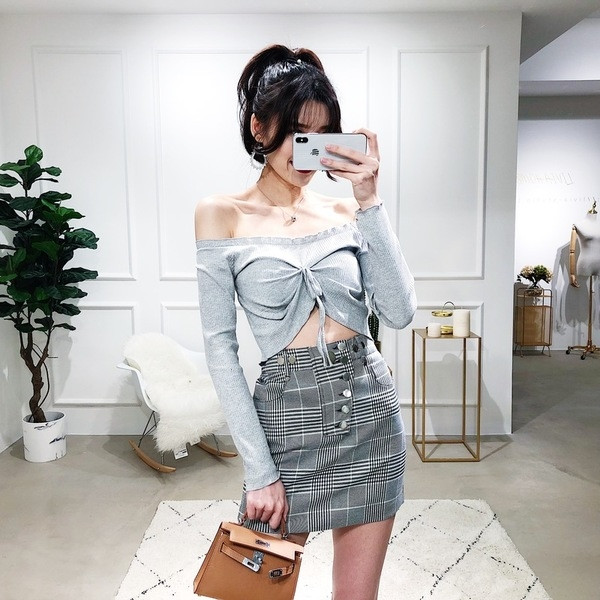 Κομψή γυναικέια φούστα με ψηλή μέση και διακοσμητικά κουμπιά