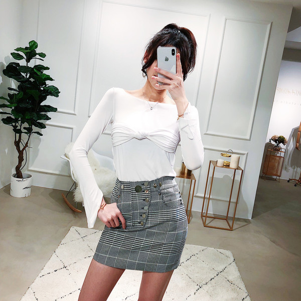 Κομψή γυναικέια φούστα με ψηλή μέση και διακοσμητικά κουμπιά