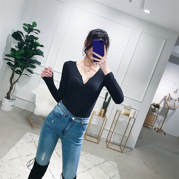 Sima női body, mindennapi használatra alkalmas V-nyakkal, két színben