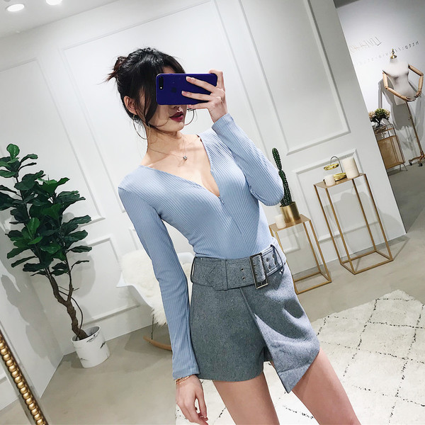 Sima női body, mindennapi használatra alkalmas V-nyakkal, két színben