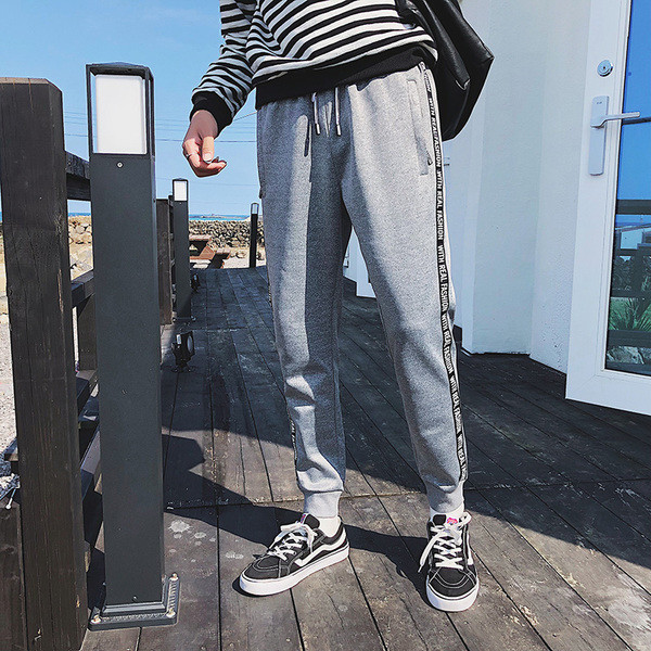 Ανδρικό αθλητικό παντελόνι με μπορντούρα και επιγραφή σε τρία χρώματα