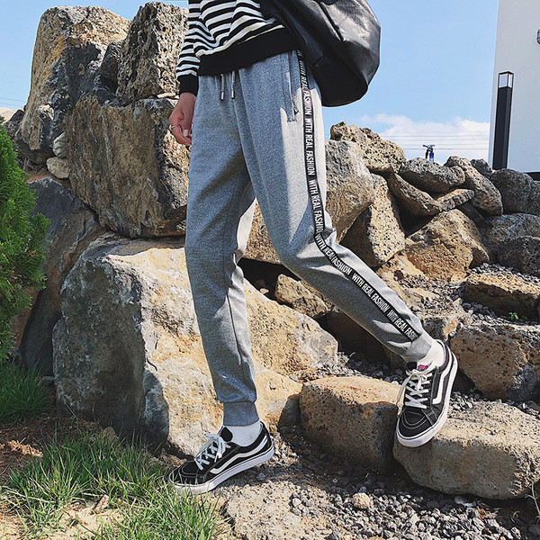 Ανδρικό αθλητικό παντελόνι με μπορντούρα και επιγραφή σε τρία χρώματα