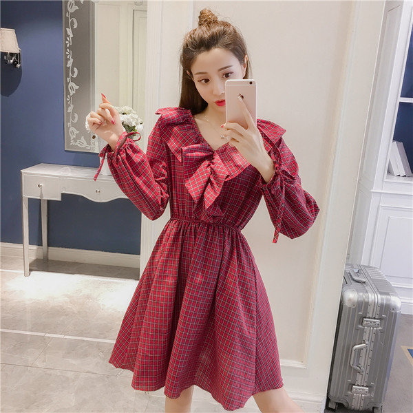 Alkalmi női kockás ruha V-nyakkal