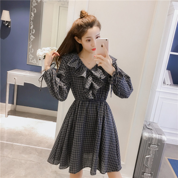 Alkalmi női kockás ruha V-nyakkal