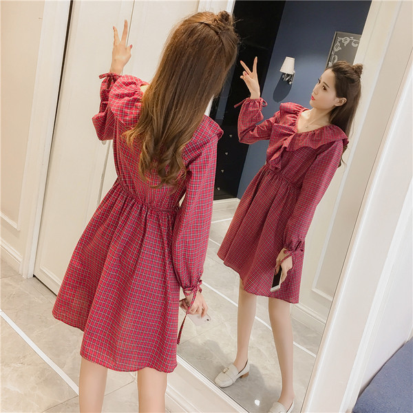 Alkalmi női kockás ruha V-nyakkal