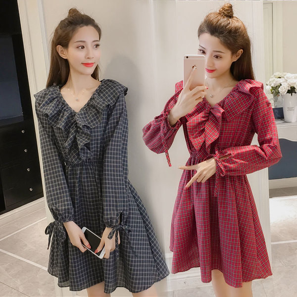 Alkalmi női kockás ruha V-nyakkal