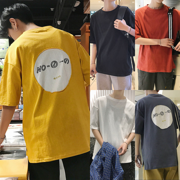 Férfi póló rövid ujjal világos színekben, mintával a hátán