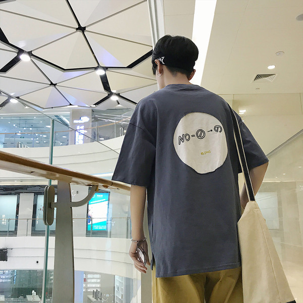 Férfi póló rövid ujjal világos színekben, mintával a hátán