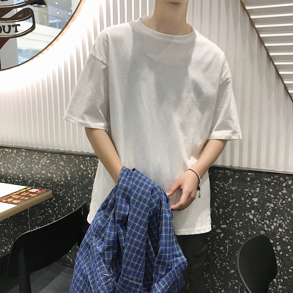 Férfi póló rövid ujjal világos színekben, mintával a hátán