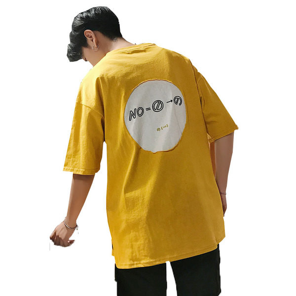 Férfi póló rövid ujjal világos színekben, mintával a hátán