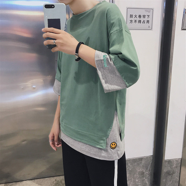 Férfi széles póló 3/4-es anyaggal, felirattal és rátéttel