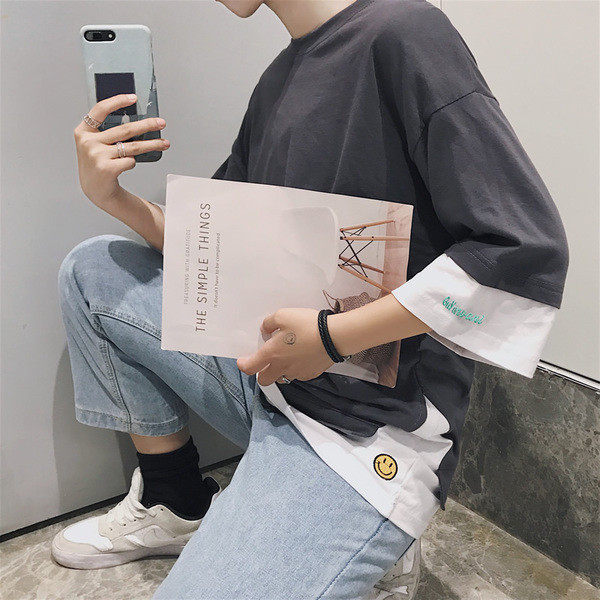 Férfi széles póló 3/4-es anyaggal, felirattal és rátéttel