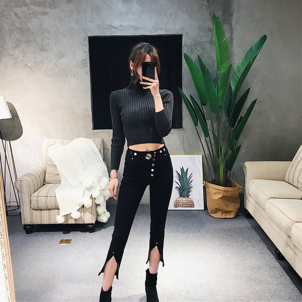 Sportos-elegáns női nadrág magas derékkal, oldalt díszítő gombokkal, fekete színben