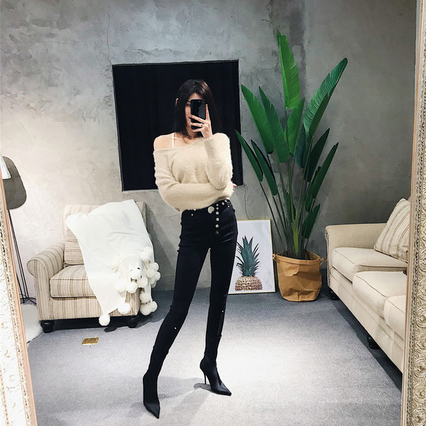 Sportos-elegáns női nadrág magas derékkal, oldalt díszítő gombokkal, fekete színben