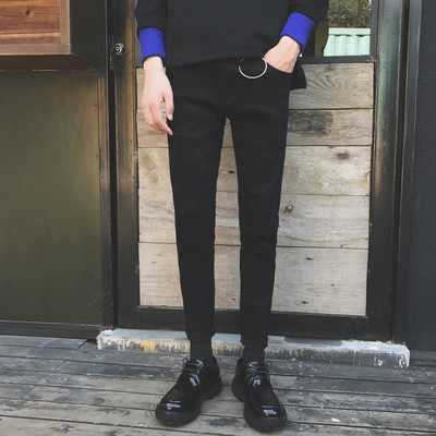 Férfi fekete nadrág a testen, zsebekkel és pulóverekkel