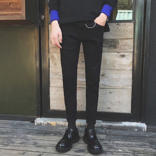 Férfi fekete nadrág a testen, zsebekkel és pulóverekkel
