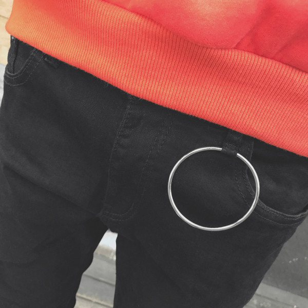 Férfi fekete nadrág a testen, zsebekkel és pulóverekkel