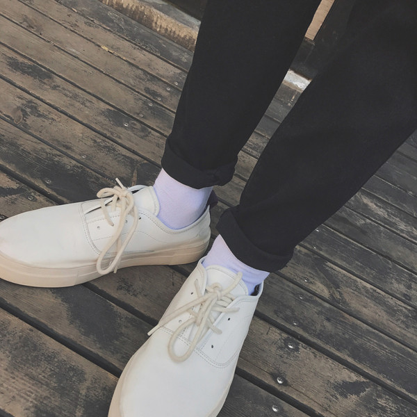 Férfi fekete nadrág a testen, zsebekkel és pulóverekkel