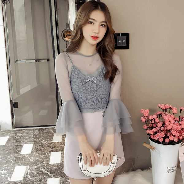 Κομψό γυναικείο σετ από διαφανή μπλούζα και αμάνικο με δαντέλα