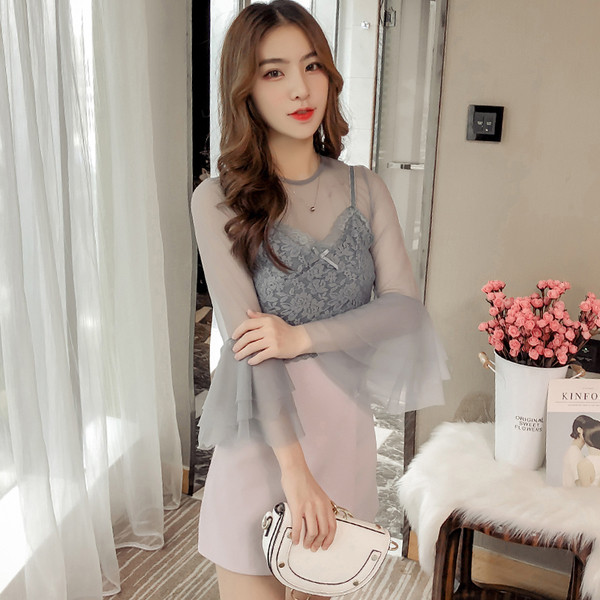 Κομψό γυναικείο σετ από διαφανή μπλούζα και αμάνικο με δαντέλα