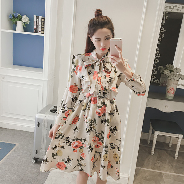 Tavaszi-őszi női ruha virágos motívumokkal és szalaggal
