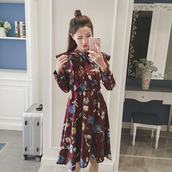 Tavaszi-őszi női ruha virágos motívumokkal és szalaggal