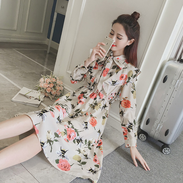 Tavaszi-őszi női ruha virágos motívumokkal és szalaggal