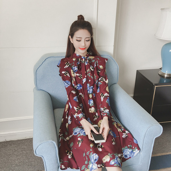 Tavaszi-őszi női ruha virágos motívumokkal és szalaggal