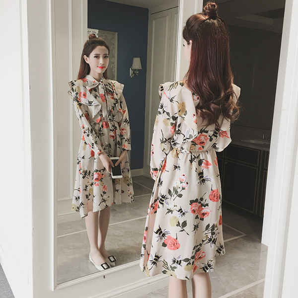 Tavaszi-őszi női ruha virágos motívumokkal és szalaggal