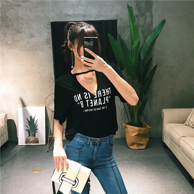 Modern női sport-alkalmi blúz felirattal és V-nyakú fekete színben