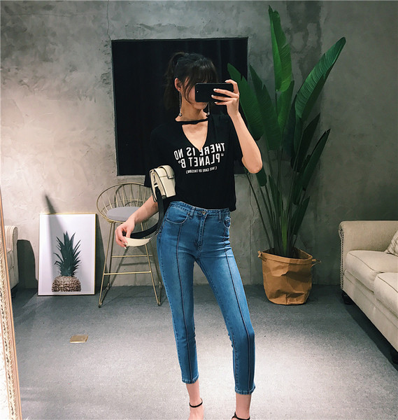 Modern női sport-alkalmi blúz felirattal és V-nyakú fekete színben