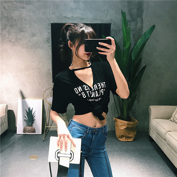 Modern női sport-alkalmi blúz felirattal és V-nyakú fekete színben