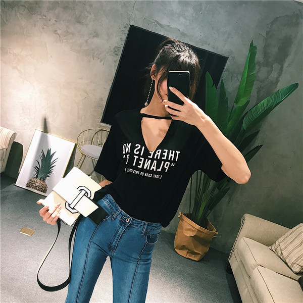 Modern női sport-alkalmi blúz felirattal és V-nyakú fekete színben