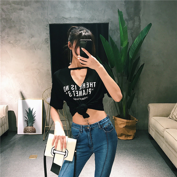 Modern női sport-alkalmi blúz felirattal és V-nyakú fekete színben