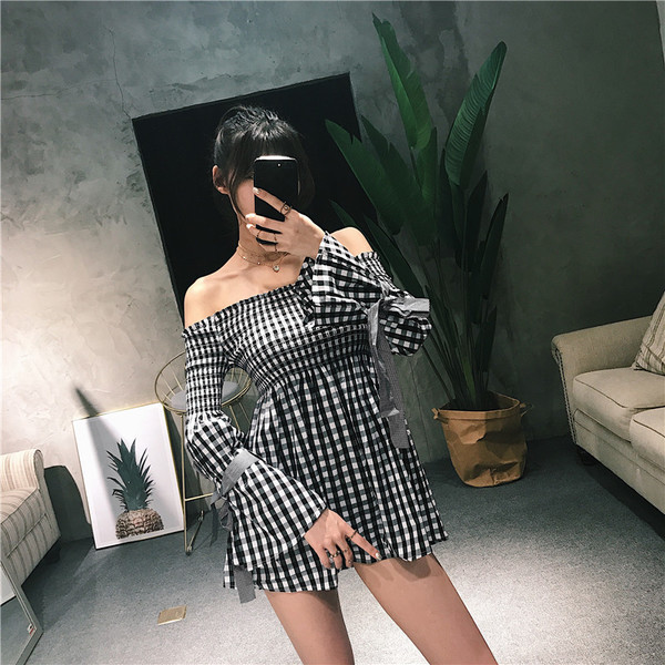 Κομψό γυναικείο φόρεμα με κοντό μανίκι με χαλασμένους ώμους και ενδιαφέροντα μανίκια