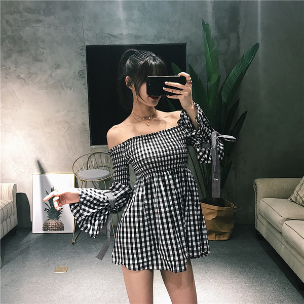 Κομψό γυναικείο φόρεμα με κοντό μανίκι με χαλασμένους ώμους και ενδιαφέροντα μανίκια