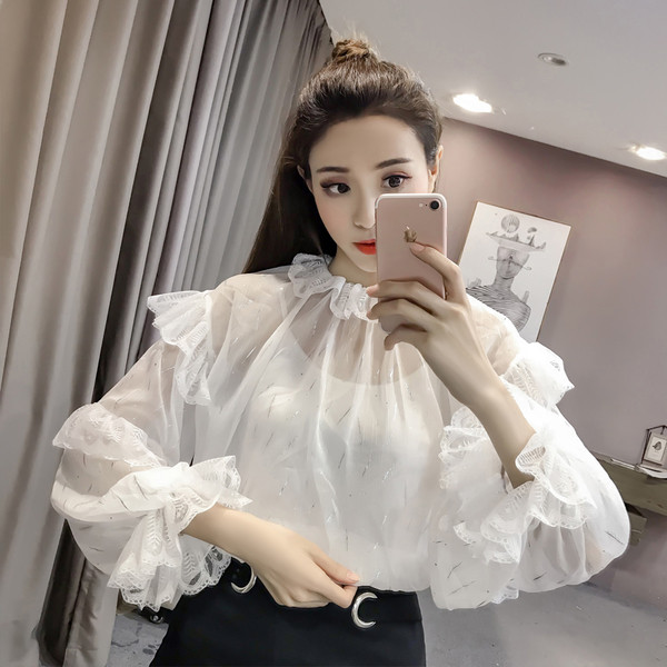 Modern női ing csipkével és fényes részekkel