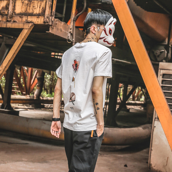 Alkalmi férfi póló rövid ujjal, fehér színben, virágos motívumokkal