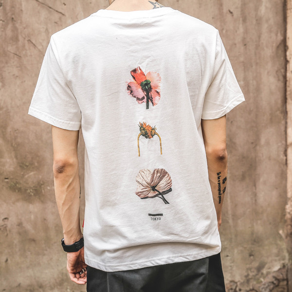 Alkalmi férfi póló rövid ujjal, fehér színben, virágos motívumokkal